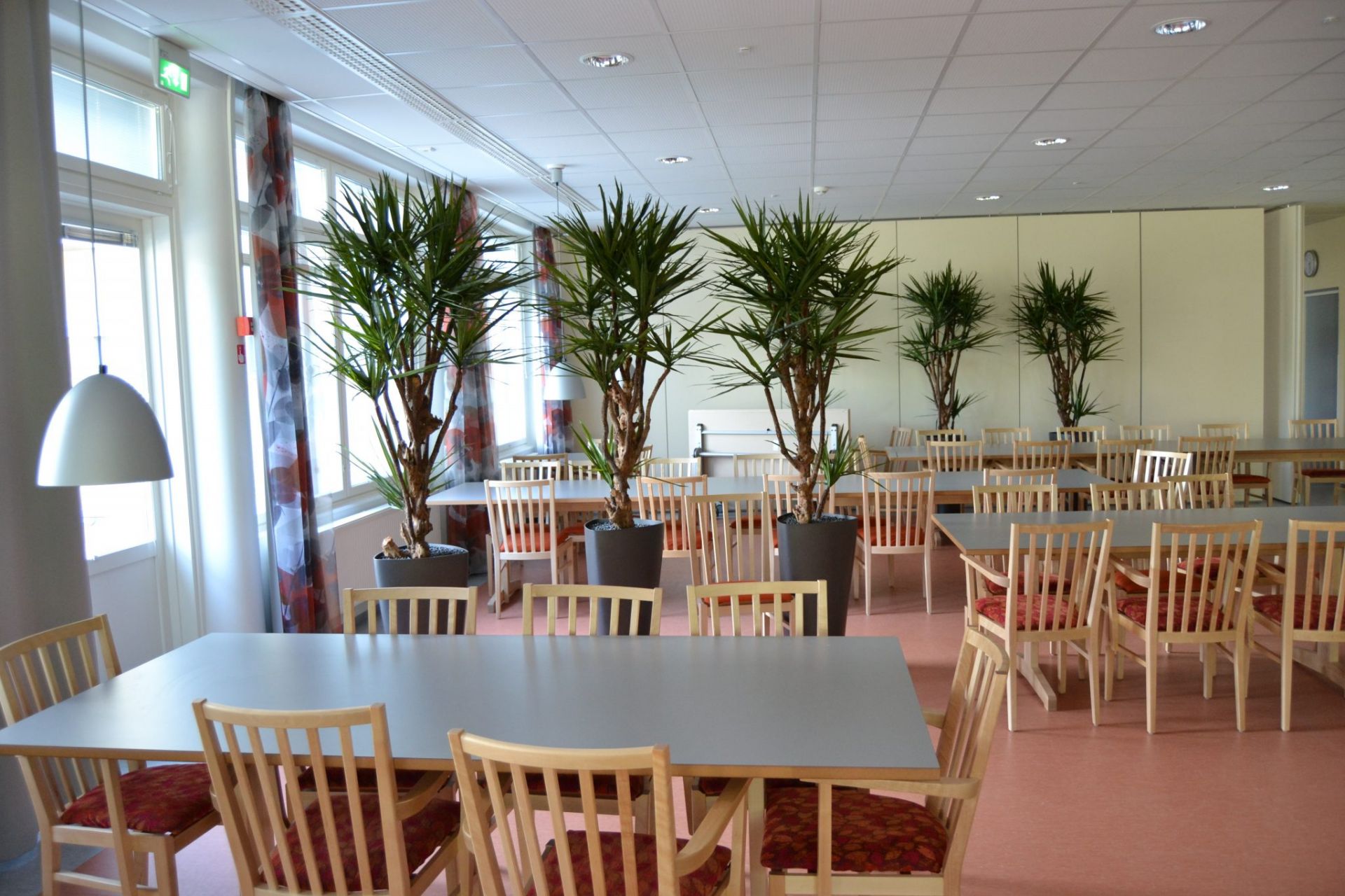 06Ruokasali jossa on poeytiae ja tuoleja